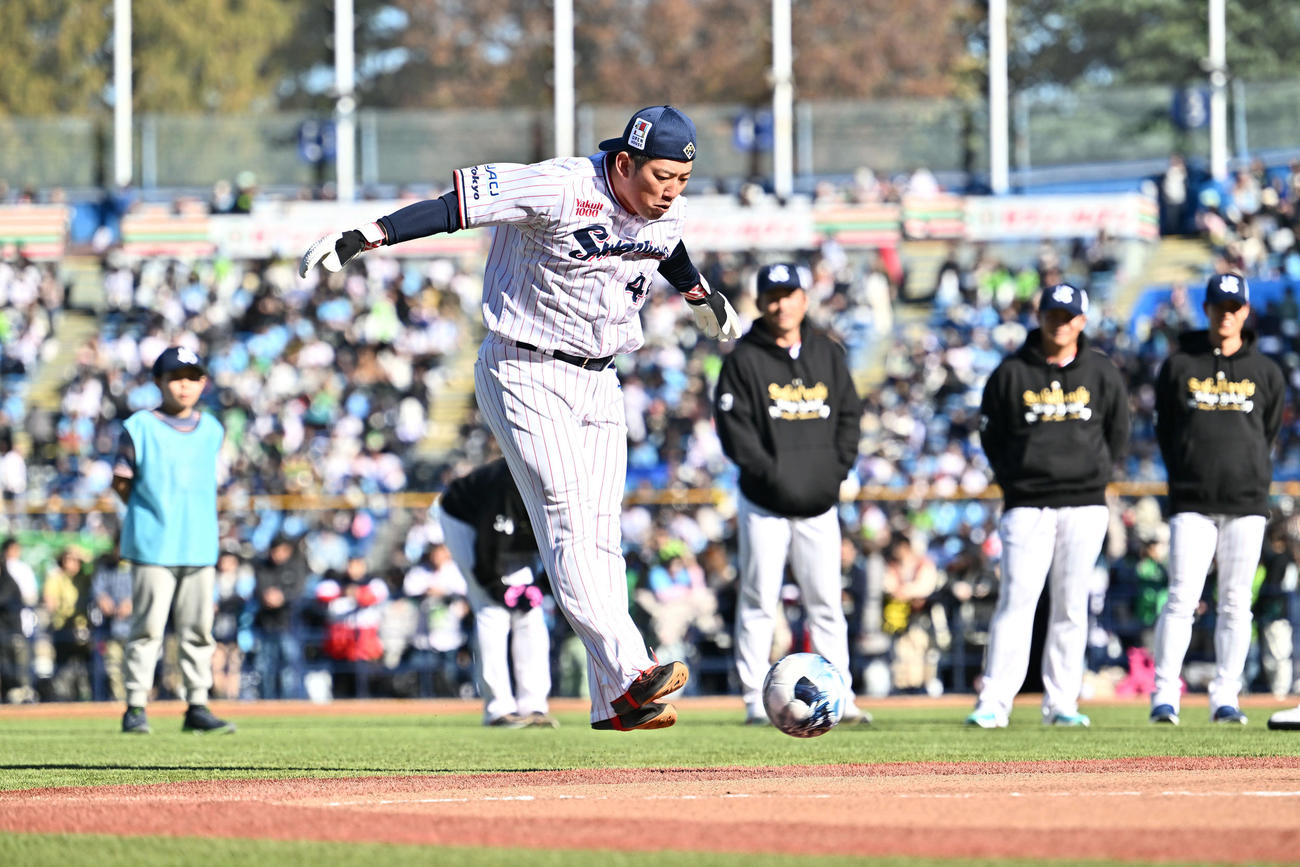 PK対決で両足でシュートを放つヤクルト大西（撮影・滝沢徹郎）