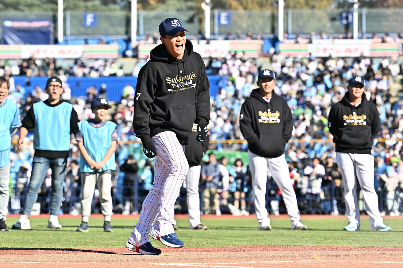 PK対決でシュートを決め喜ぶヤクルト高橋（撮影・滝沢徹郎）