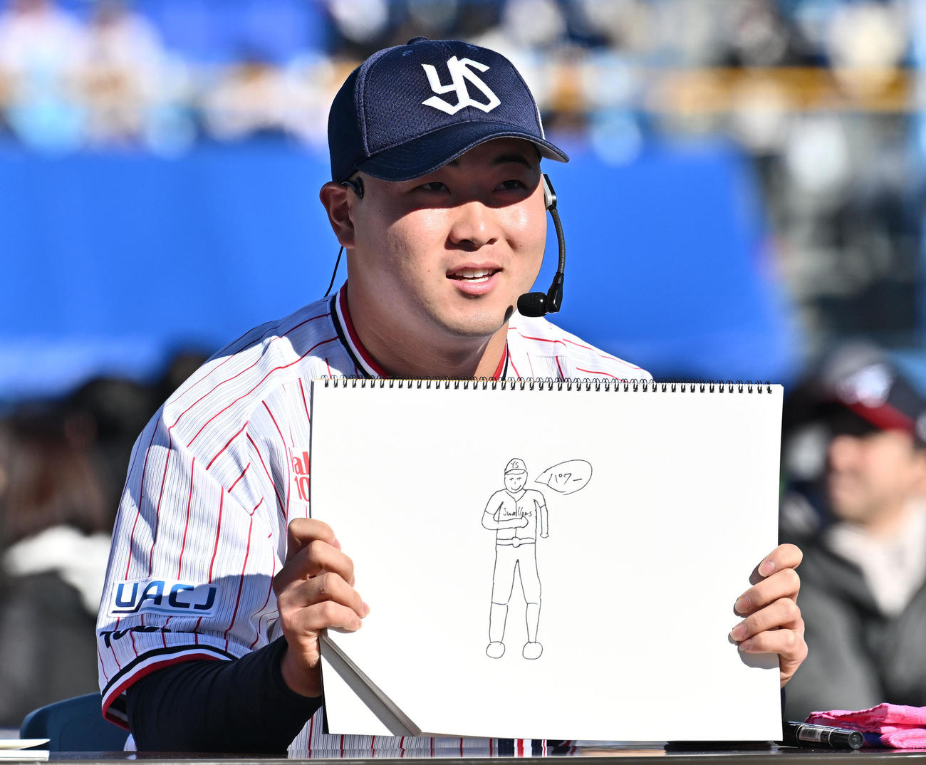 自身のプレーの絵を描き披露するヤクルト高野（撮影・滝沢徹郎）