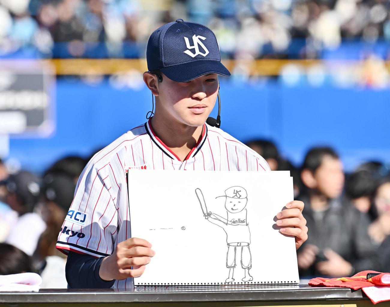 自身のプレーの絵を描き披露するヤクルト鈴木（撮影・滝沢徹郎）