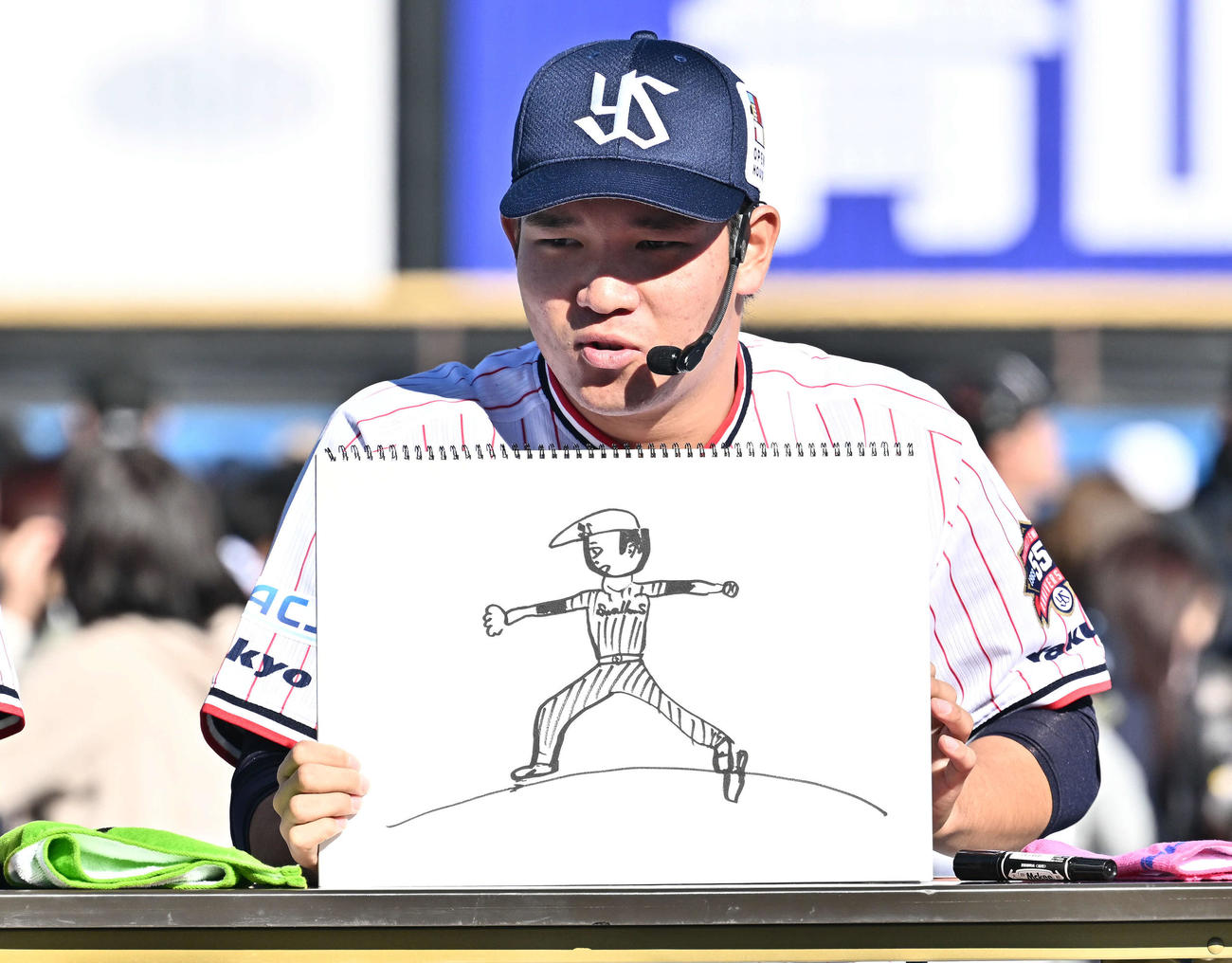 自身のプレーの絵を描き披露するヤクルト坂本（撮影・滝沢徹郎）
