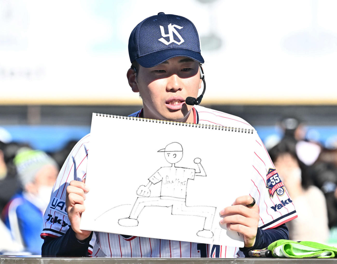 自身のプレーの絵を描き披露するヤクルト西舘（撮影・滝沢徹郎）