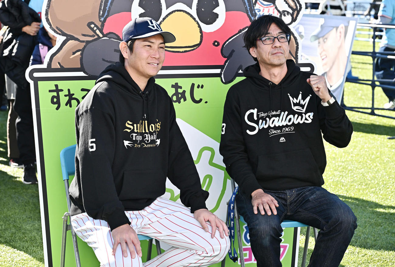 ファンと記念撮影するヤクルト川端（撮影・滝沢徹郎）