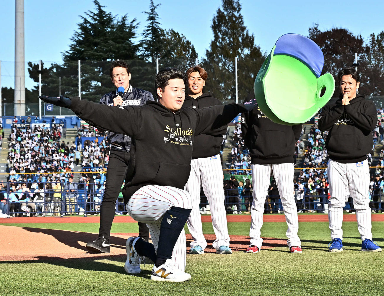 空中くるりんぱを失敗するヤクルト村上（撮影・滝沢徹郎）