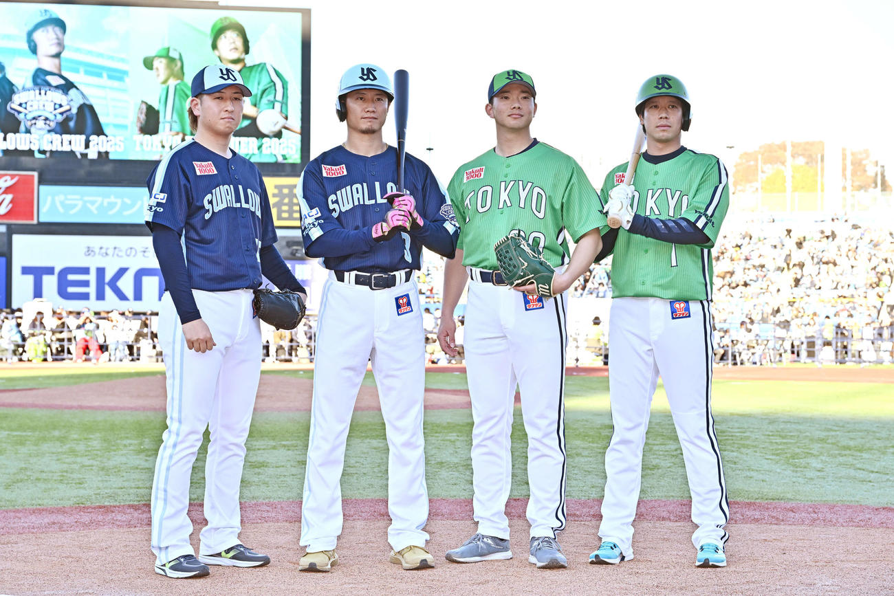 企画ユニホーム姿でポーズを決めるヤクルトの、左から小沢、西川、木沢、山田（撮影・滝沢徹郎）