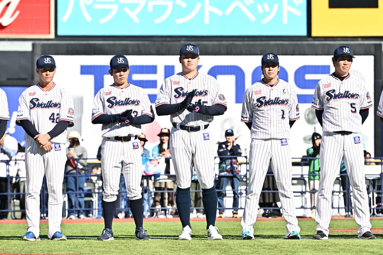 ヤクルトファン感謝DAY2024に臨むヤクルト村上（中央）ら（撮影・滝沢徹郎）