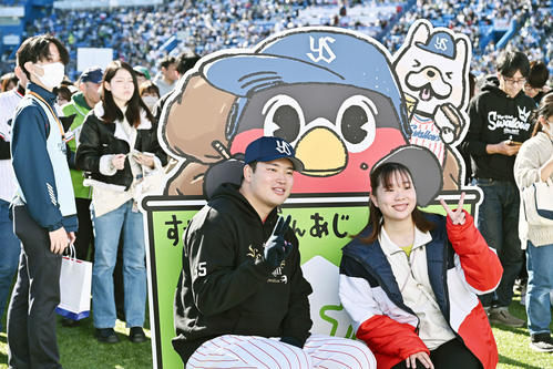 ファンと記念撮影するヤクルト村上（撮影・滝沢徹郎）