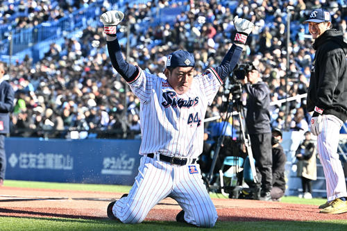 PK対決でシュートを決め喜ぶヤクルト大西。後方はGKを務めた西川（撮影・滝沢徹郎）