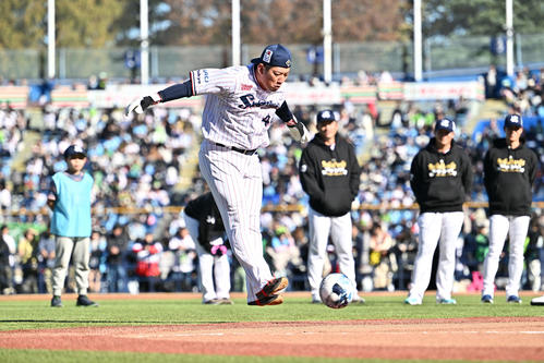 PK対決で両足でシュートを放つヤクルト大西（撮影・滝沢徹郎）