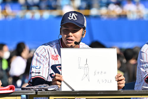 自身のプレーの絵を描き披露するヤクルト橋本（撮影・滝沢徹郎）