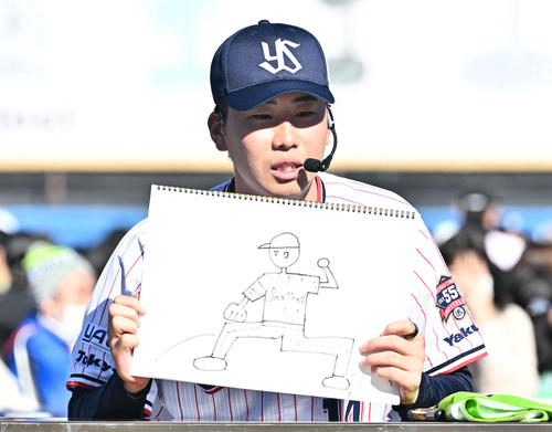 自身のプレーの絵を描き披露するヤクルト西舘（撮影・滝沢徹郎）