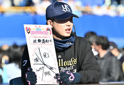 つばみとのデートプランを披露するヤクルト長岡（撮影・滝沢徹郎）