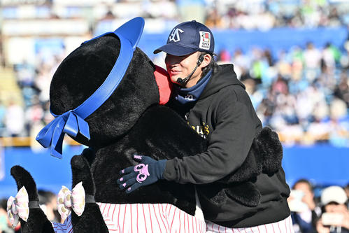 つばみとハグするヤクルト長岡（撮影・滝沢徹郎）