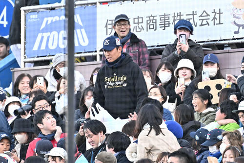 罰ゲームでスタンド席を回りゴミを回収するヤクルト奥川（撮影・滝沢徹郎）