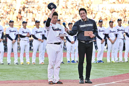 MVPに選ばれたヤクルト大西（撮影・滝沢徹郎）