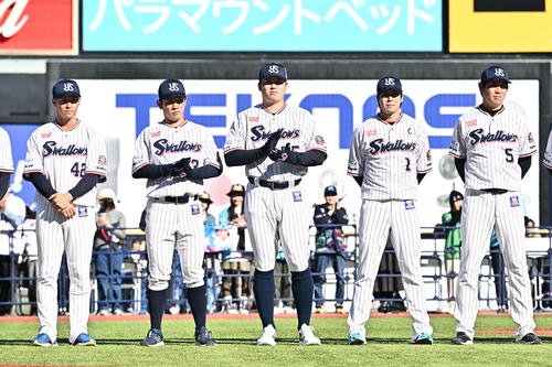 ヤクルトファン感謝DAY2024に臨むヤクルト村上（中央）ら（撮影・滝沢徹郎）