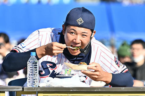 球場グルメを試食するヤクルト奥川（撮影・滝沢徹郎）