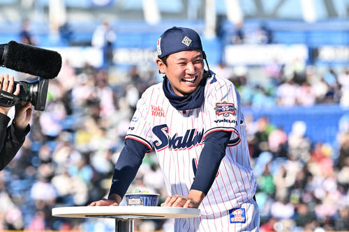 球場グルメを食リポするヤクルト奥川は苦笑い（撮影・滝沢徹郎）