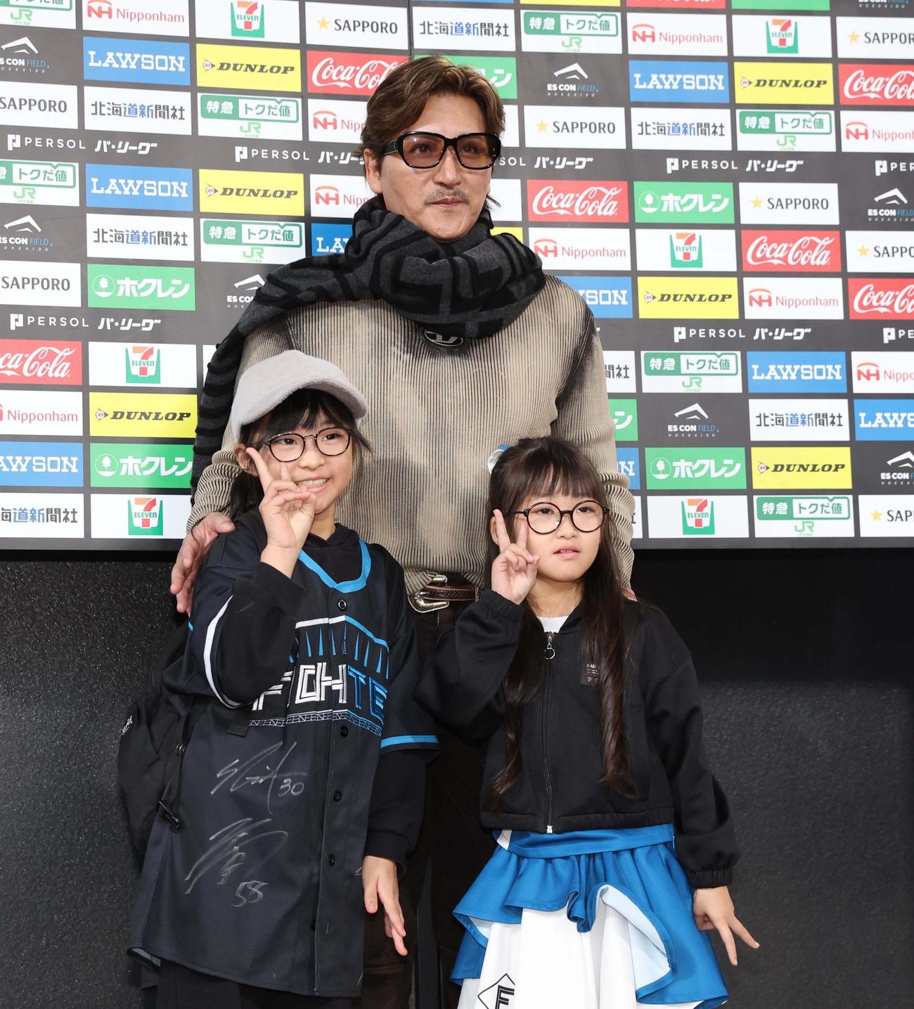 子どもたちと記念撮影する新庄監督（撮影・黒川智章）