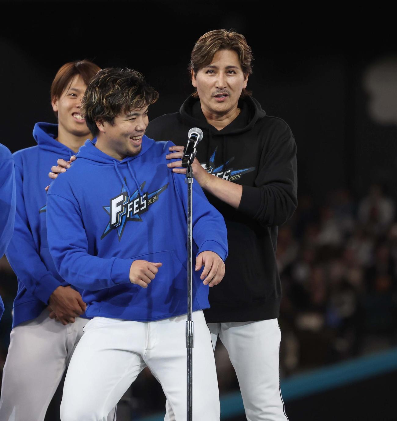 来季開幕投手に指名されあいさつ中の金村を途中で押しのける新庄監督（撮影・黒川智章）