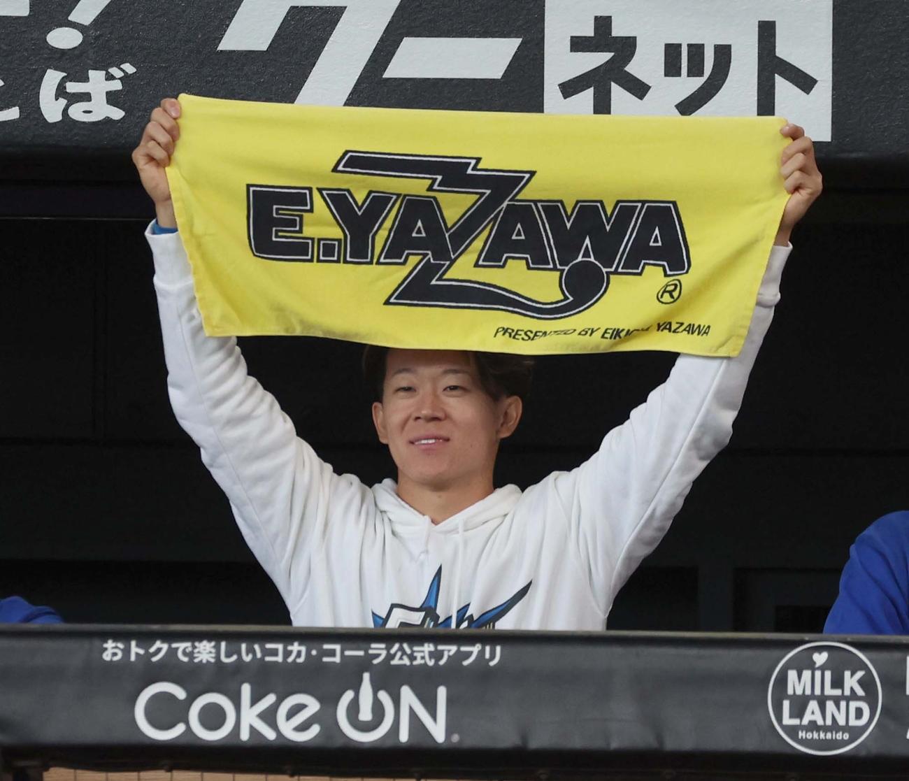 カラオケ対決で熱唱する細川に向かって矢沢永吉のタオルを掲げる矢沢（撮影・黒川智章）
