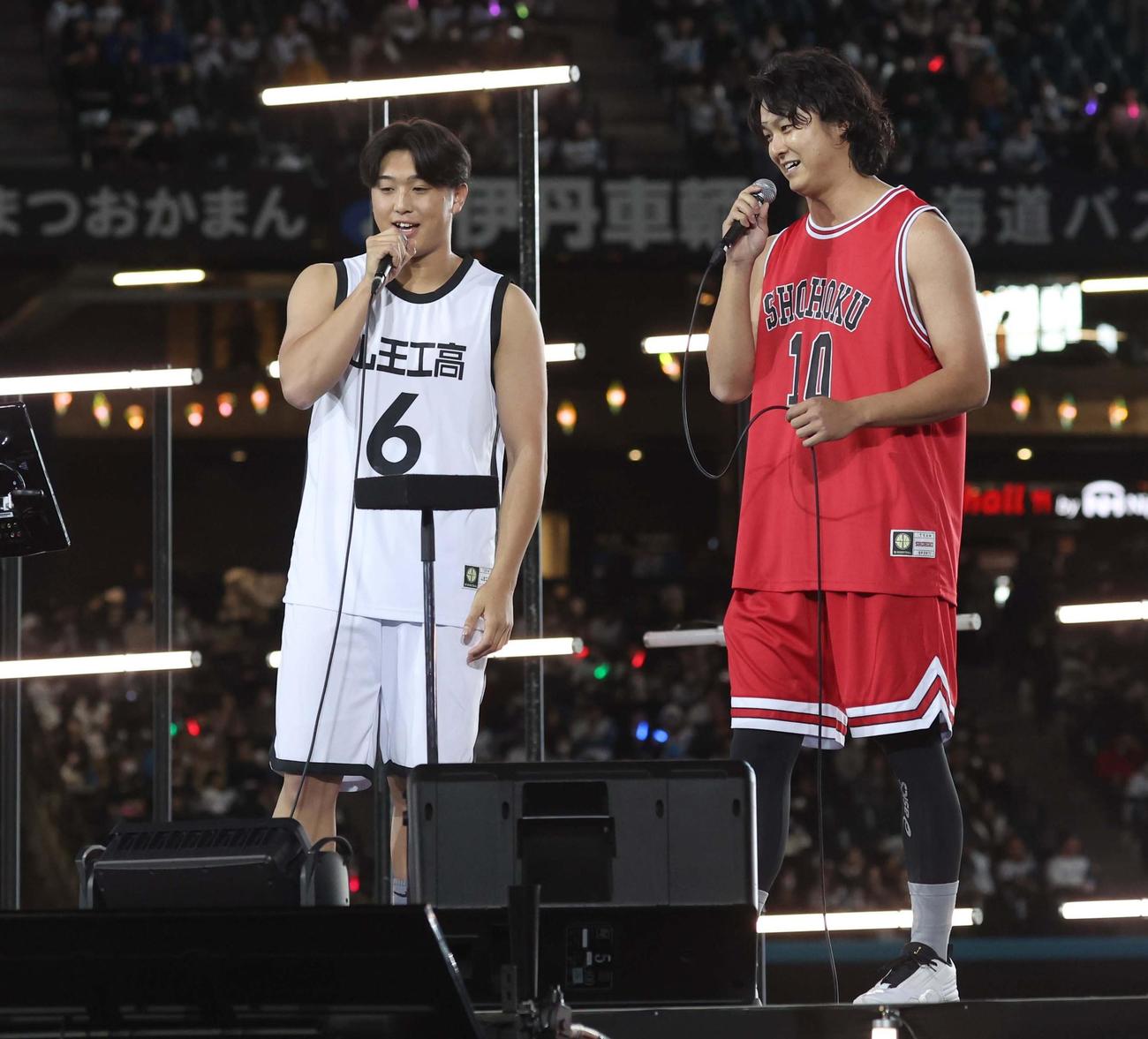 カラオケ対決で「スラムダンク」のコスプレで熱唱する松本遼（左）と田中瑛（撮影・黒川智章）