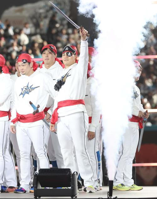 海賊の衣装を着て剣を掲げる清宮（撮影・黒川智章）