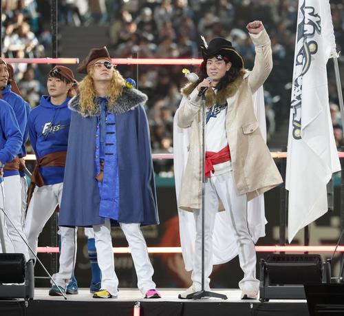 日本ハムファンフェスティバルで海賊の衣装を着て意気込む浅間（左）と松本剛（撮影・黒川智章）