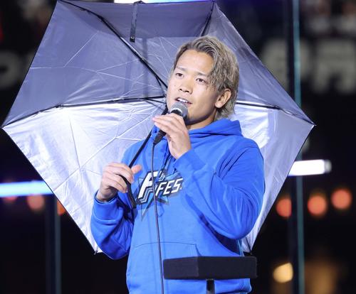 カラオケ対決で熱唱する福田（撮影・黒川智章）