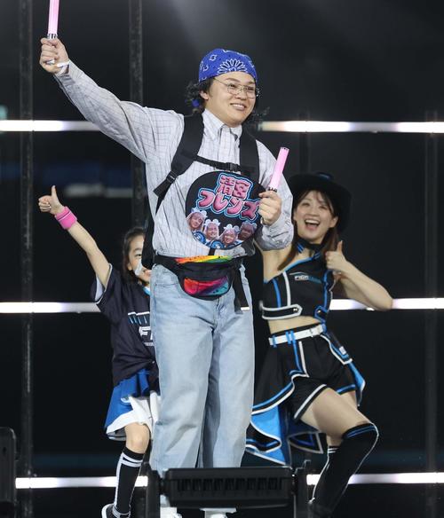 「清宮フレンズ」の踊りに乱入する「オタミヤ」こと田宮（撮影・黒川智章）