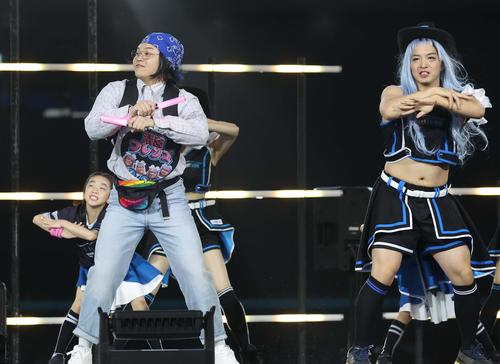 「清宮フレンズ」の踊りに乱入する「オタミヤ」こと田宮。右は山本拓（撮影・黒川智章）