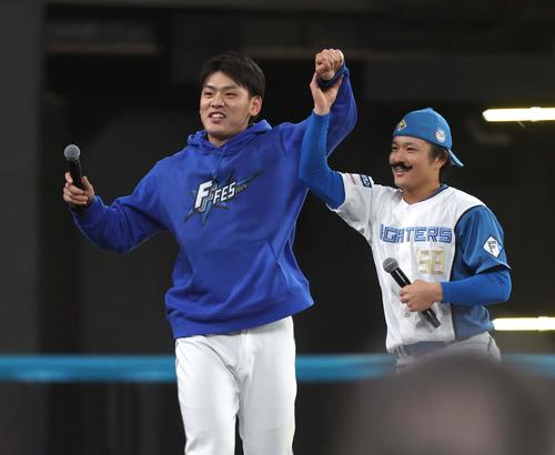 日本ハムファンフェスティバル終了後のDJイベントでノリノリの野村（左）と奈良間（撮影・黒川智章）