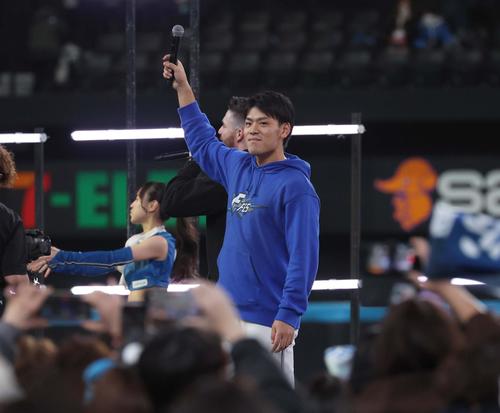 日本ハムファンフェスティバル終了後のDJイベントでノリノリの野村（撮影・黒川智章）