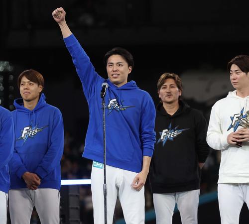 来季、2人目の「抑え」に指名されあいさつする田中正（撮影・黒川智章）