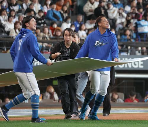 ゲームコーナーで笑顔を見せる清水（左）と万波（撮影・黒川智章）