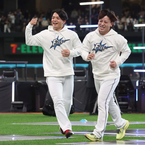 ゲームコーナーで笑顔を見せる郡司（左）と河野（撮影・黒川智章）