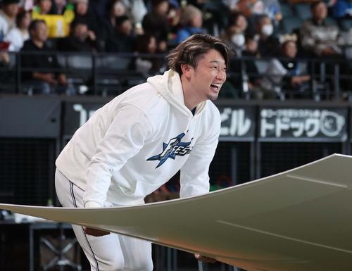 ゲームコーナーで笑顔を見せる池田（撮影・黒川智章）