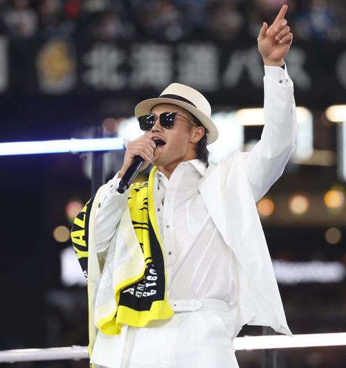 カラオケ対決で矢沢永吉の衣装で熱唱する細川（撮影・黒川智章）