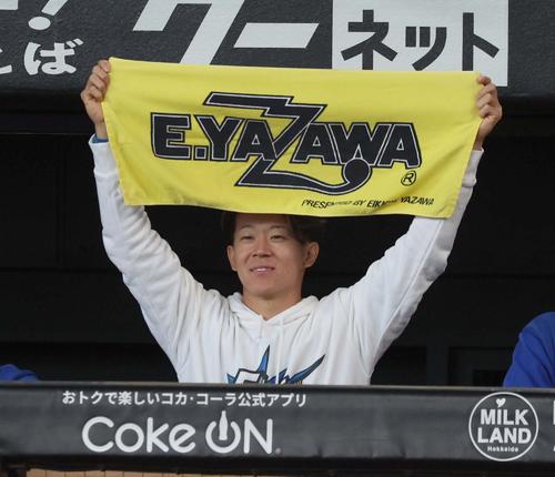 カラオケ対決で熱唱する細川に向かって矢沢永吉のタオルを掲げる矢沢（撮影・黒川智章）