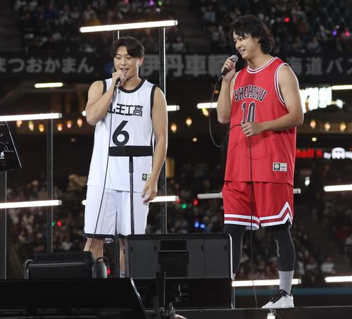 カラオケ対決で「スラムダンク」のコスプレで熱唱する松本遼（左）と田中瑛（撮影・黒川智章）