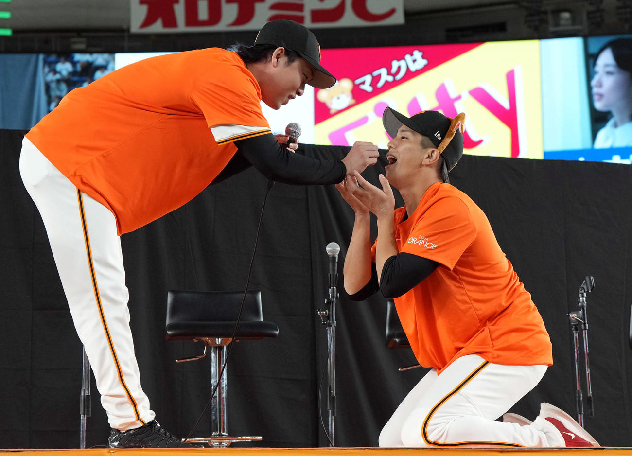 愛犬に扮した門脇（右）とじゃれ合う巨人山崎伊（撮影・たえ見朱実）