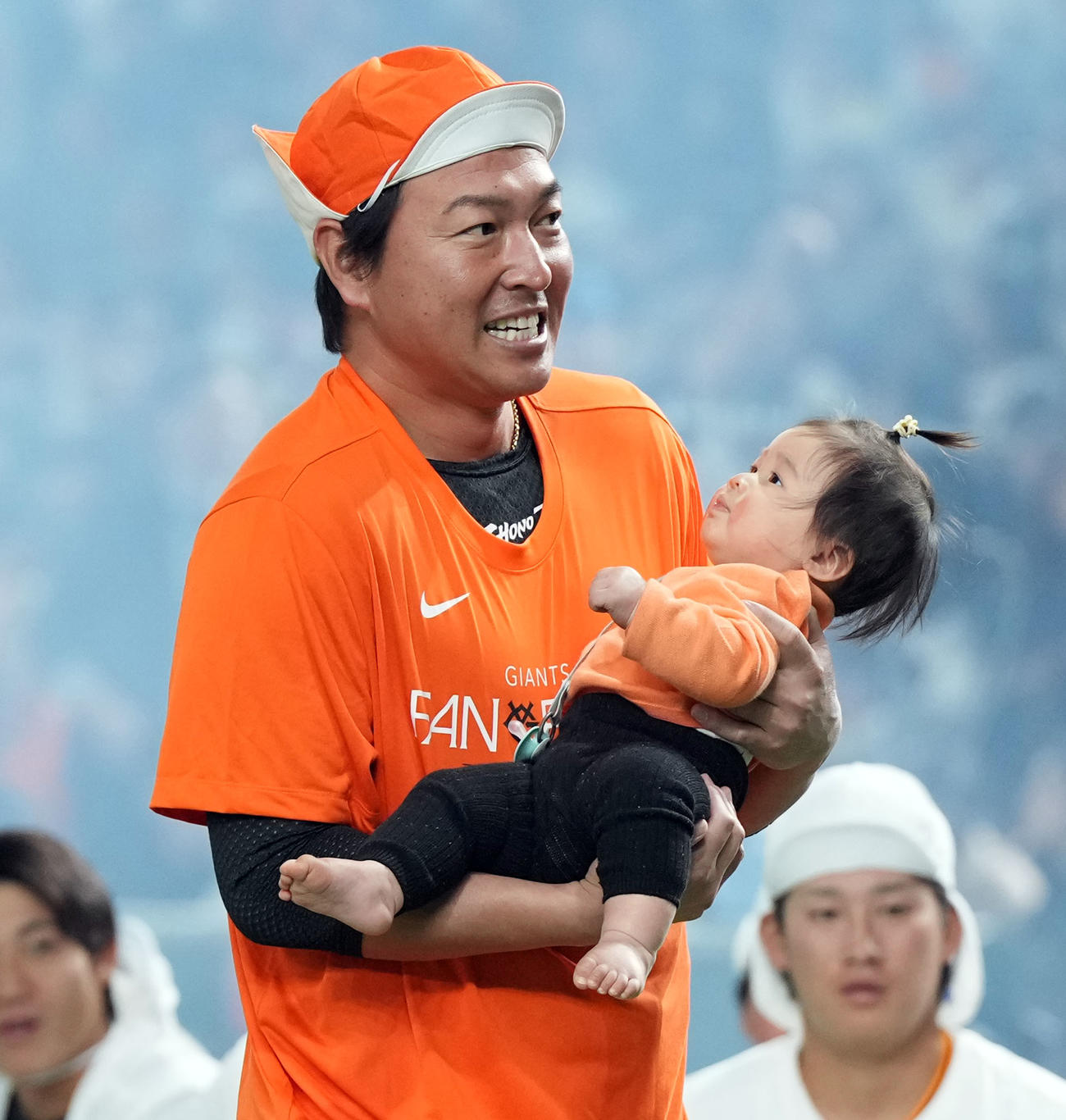 借り物競走で「赤ちゃん」を抱いてグラウンドを降りてきた巨人長野（撮影・たえ見朱実）
