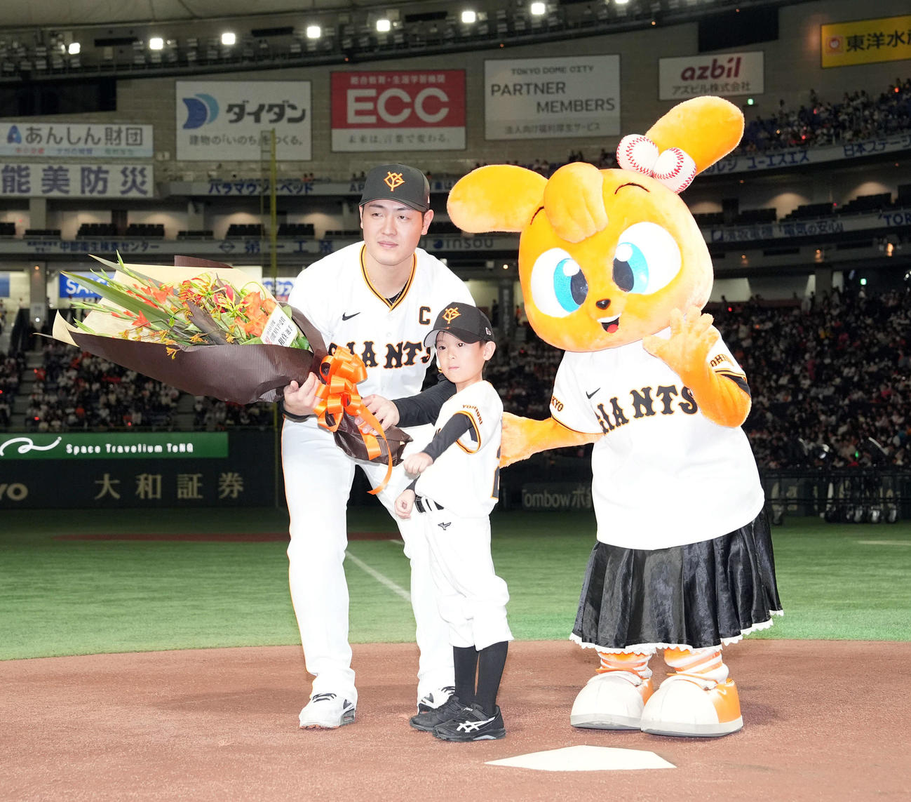 月間MVPを受章した巨人岡本和（撮影・たえ見朱実）