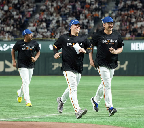 借り物競走で笑顔を見せる、右から菅野、高梨、オコエ(撮影・たえ見朱実)