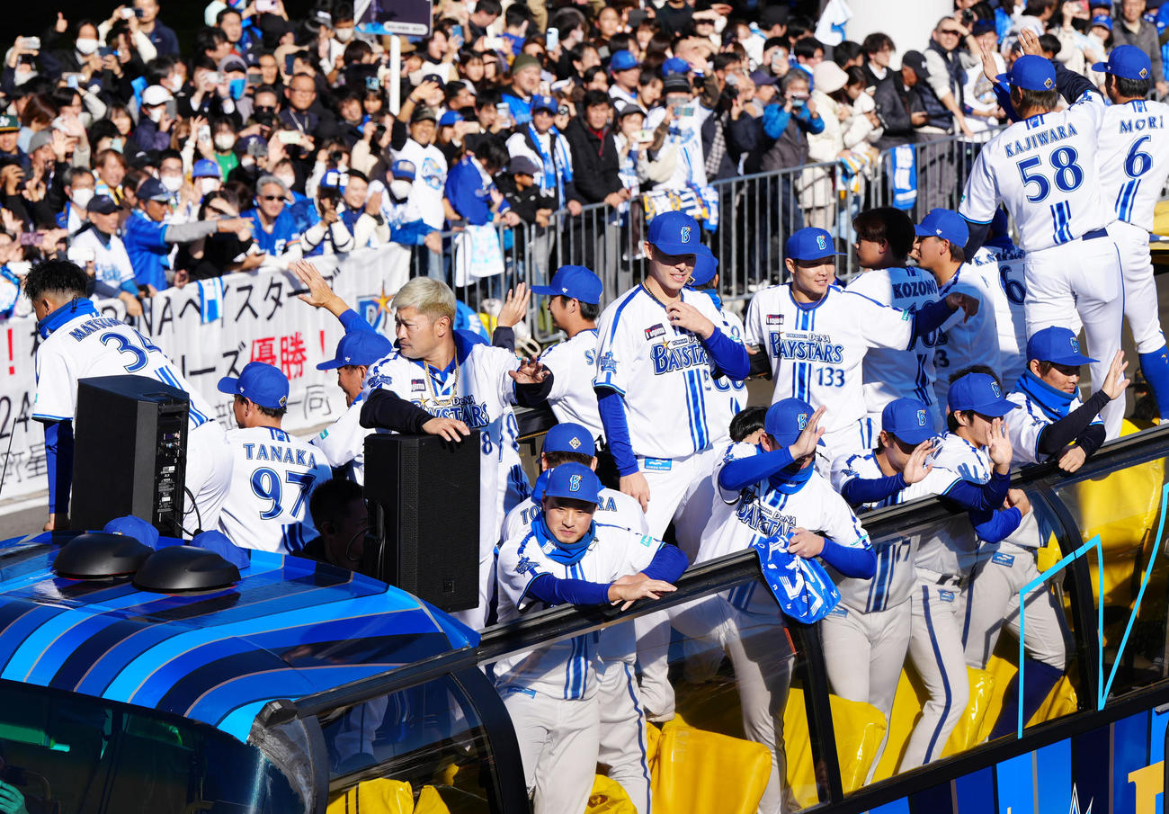 日本一優勝パレードに臨むDeNAの選手たち（撮影・江口和貴）