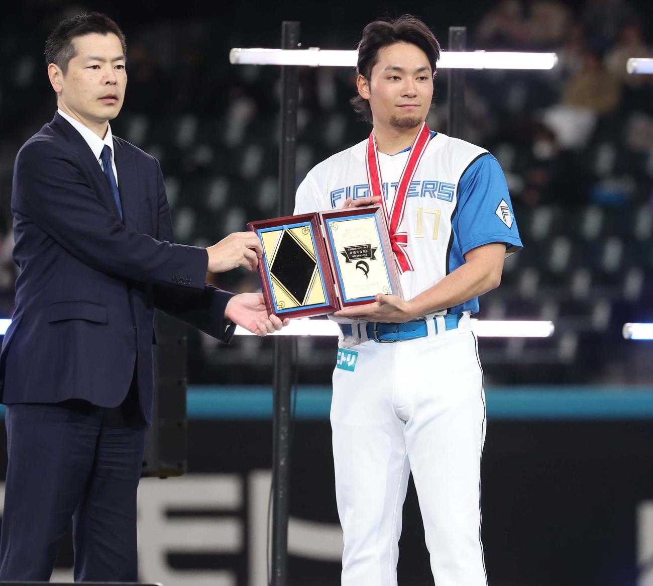 9、10月の月間MVPの表彰をされる日本ハム伊藤（右）（撮影・黒川智章）