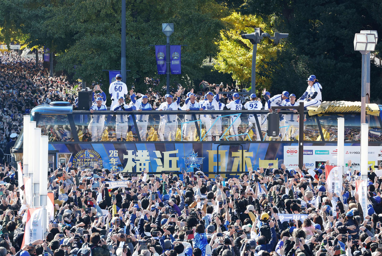 日本一優勝パレードするDeNAの選手たち（撮影・鈴木正人）