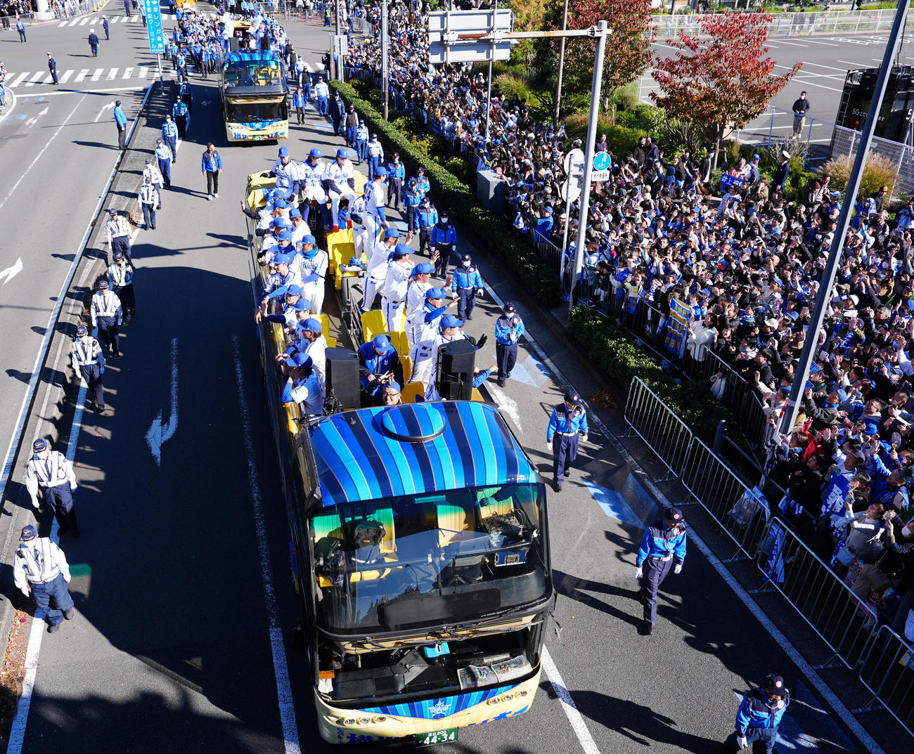 日本一優勝パレードに臨むDeNAの選手たち（撮影・江口和貴）