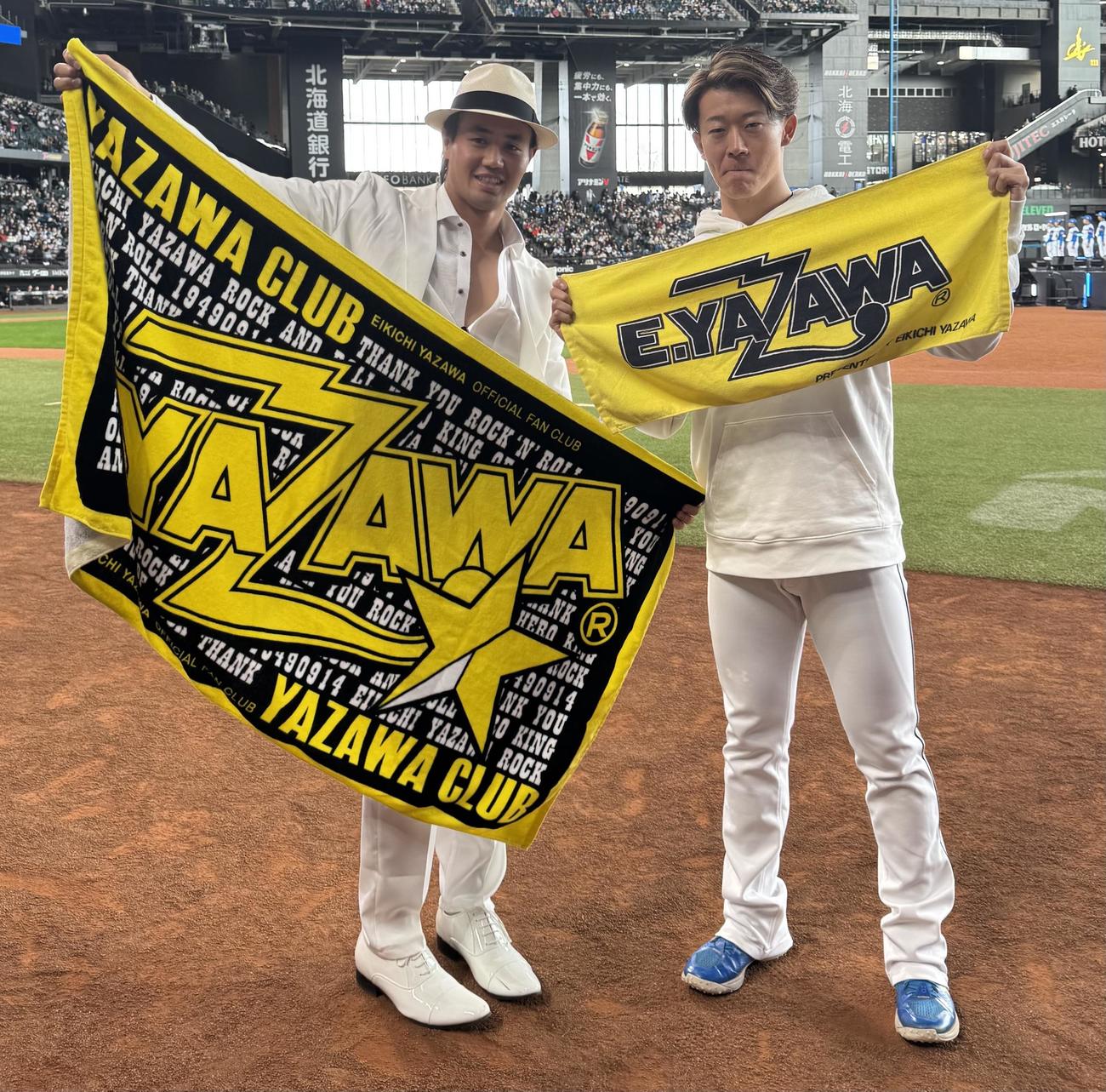完璧なスタイルで大ファンの矢沢永吉の曲を歌った日本ハム細川凌平内野手（左）と応援していた矢沢宏太投手＝2024年11月30日