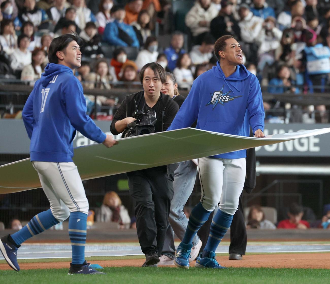 ゲームコーナーで笑顔を見せる清水（左）と万波（撮影・黒川智章）